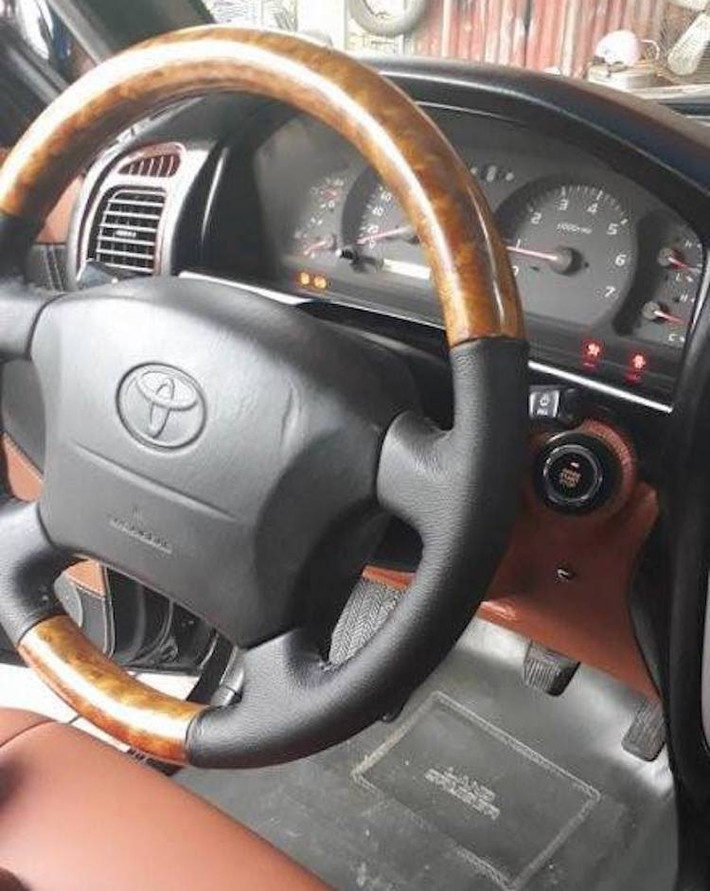 Thế hệ Land Cruiser j100 được bán chính hãng tại Việt Nam chỉ có duy nhất một phiên bản động cơ nạp khí tự nhiên 4.5l 6 xi-lanh thẳng hàng với công suất 212 mã lực và mô-men xoắn cực đại 373 Nm. ĐỘng cơ này được kết hợp với hộp số tự động và hệ dẫn động 4 bánh bán thời gian có khả năng gài cầu.