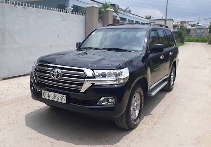 Tuy nhiên, do có phần thân xe với thiết kế khá tương đồng nhau, một người chủ sở hữu Land Cruiser J100 tại Đồng Nai đã nảy ra ý tưởng độ lại phiên bản cũ này với kiểu dáng như Land Cruiser J200. Việc "nâng đời" này đã được một xưởng độ tại Sài Gòn thực hiện bằng cách lắp phần đầu và đuôi của mẫu xe Land Cruiser mới vào phiên bản cũ.