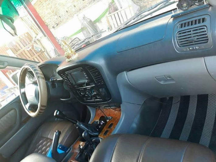 Dù có vẻ ngoài gần như y hệt Land Cruiser J200 mới, nhưng bên trong nội thất của Land Cruiser đời cũ vẫn được giữ thiết kế nguyên bản. Tuy nhiên, chủ xe đã khiến nó trở nên sang trọng và tiện nghi hơn với hệ thống thông tin giải trí kèm màn hình cảm ứng và các ghế bọc da chần chỉ vân con thoi.