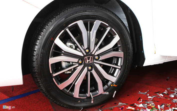Mâm đúc 16 inch phong cách thể thao tạo sự vững chãi cho tổng thể xe.