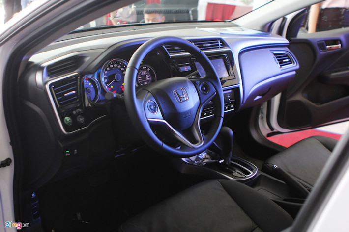 Ngoài một số thay đổi trong thiết kế ngoại thất, nội thất của Honda City 2017 cũng được cải tiến với ghế da, vô-lăng 3 chấu bọc da, màn hình cảm ứng 6,8 inch, hệ thống âm thanh 8 loa.