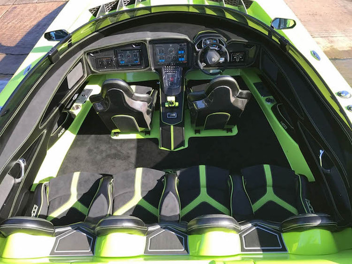 Không chỉ có phần ngoại thất lấy cảm hứng từ Lamborghini, nội thất của chiếc siêu du thuyền MTI G6 này cũng đã được "thửa" lại như Aventador Roadster SV. Cả 6 ghế ngồi của du thuyền đều được thiết kế giống siêu xe, đồng thời toàn bộ cabin được bọc kết hợp giữa Alcantara màu đen và xanh.