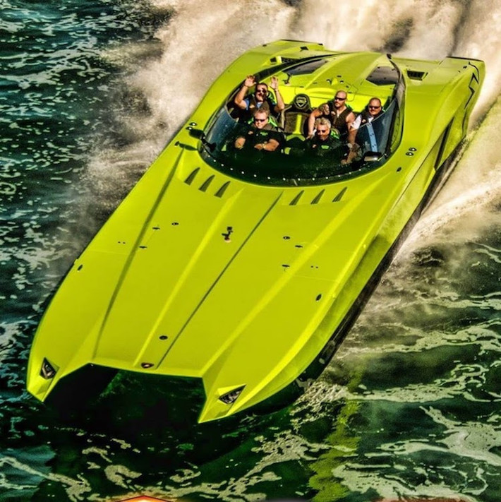 Giống như chiếc Aventador Roadster SV, siêu du thuyền này đã được sơn toàn bộ trong tông màu xanh lá Verde Singh của Lamborghini, cùng với các logo chữ SV và "khe gió" ở phía sau đuôi thuyền. Thậm chí 2 đèn pha trước của chiếc thuyền cũng đã được tạo hình tương tự như siêu xe Aventador.