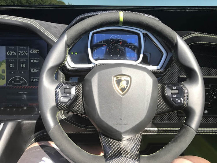Thậm chí một số chi tiết nội thất của chiếc Aventador Roadster SV thật sau khi được xử lý chống nước cũng đã được trang bị du thuyền, có thể kể tới như các tấm ốp cửa, vô-lăng kèm cụm nút điều khiển âm thanh... Bảng đồng hồ của du thuyền là các màn hình cảm ứng đa thông tin.