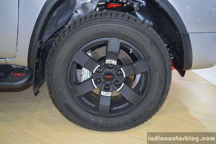 Ở hai bên thân xe, phiên bản Fortuner TRD đã có thêm bậc bước chân làm bằng thép không rỉ, được sơn đen mờ với logo TRD đầy vẻ mạnh mẽ. Trong khi đó, bộ mâm 6 cánh với đường kính 18 inch và thiết kế khỏe khoắn cũng là điểm đặc biệt của phiên bản này. Xung quanh các vòm bánh được ốp thêm các tấm nẹp nhựa màu đen khỏe khoắn.