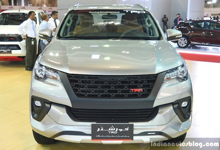 So với phiên bản thường, cản trước của Fortuner TRD đã được giữ nguyên, tuy nhiên bên dưới cản là bộ ốp chống va đập với gân nổi của TRD. Cụm lưới tản nhiệt phía trước trên xe cũng đã được TRD thay thế với thiết kế mới, vân lưới tổ ong và sơn màu đen mờ mạnh mẽ. Cụm lưới tản nhiệt này phần nào gợi nhớ tới chiếc Ford Explorer.