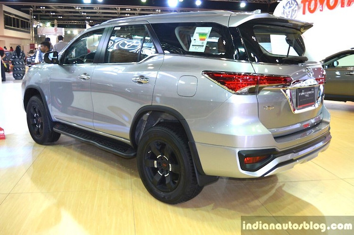 Ở phía sau, chiếc Fortuner TRD có cản sau với thiết kế khác biệt hoàn toàn, góc cạnh và khỏe khoắn hơn. Nằm phía trên kính gió sau là cánh đuôi tích hợp, trong khi hốc biển số của xe cũng được trang trí bằng thanh nẹp mạ chrome bao xung quanh.