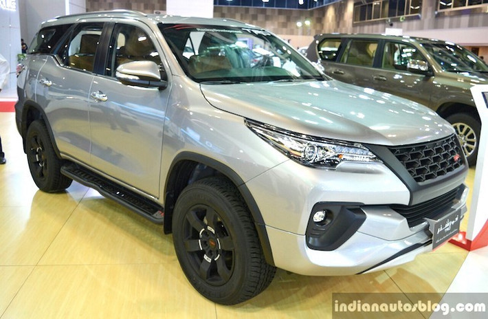 Tại một số thị trường Đông Nam Á, mẫu xe SUV hạng trung Toyota Fortuner 2017 hiện đã có phiên bản thể thao TRD Sportivo với một số cải tiến nhỏ. Tuy nhiên ở Trung Đông, mẫu xe này còn có phiên bản Toyota Fortuner TRD " ngầu" hơn nữa với nhiều chi tiết ngoại thất đặc biệt được tạo ra bởi bộ phận phát triển xe đua của Toyota là TRD (Toyota Racing Development).