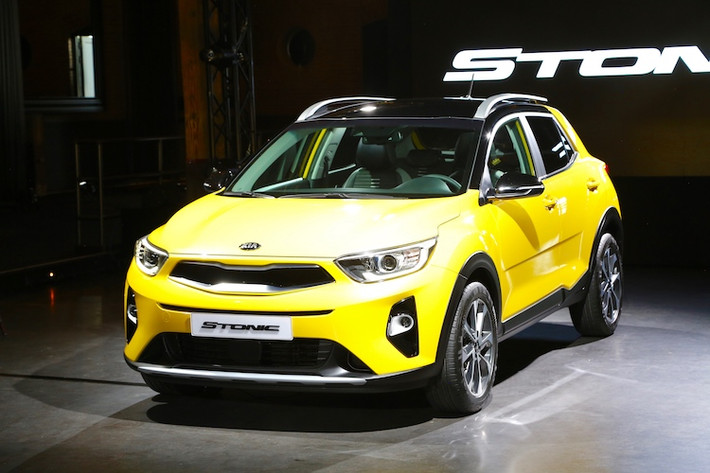 Chỉ 1 ngày sau khi những hình ảnh đầu tiên bị lộ diện, mẫu crossover hạng B giá rẻ Kia Stonic 2018 mới đã được hãng xe Hàn Kia chính thức công bố những thông tin đầu tiên. Stonic là mẫu crossover giá rẻ thế hệ mới thứ 2 thuộc tập đoàn Hyundai, sau chiếc Hyundai Kona vừa ra mắt cách đây không lâu.