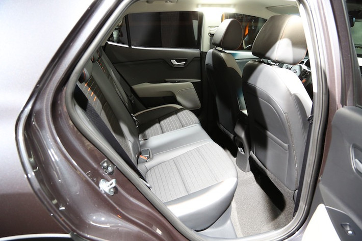 Bên cạnh đó, những trang bị an toàn và hỗ trợ người lái của Stonic cũng sẽ được Hyundai chú trọng với hệ thống phanh tự động khẩn cấp có khả năng nhận biết người đi bộ, hệ thống cảnh báo va chạm, cảnh báo điểm mù, cảnh báo xe đang vượt, cảnh báo chuyển làn...