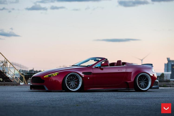 Khi nói tới Aston Martin, người yêu xe thường nghĩ ngay tới những siêu xe du lịch sang trọng với kiểu dáng tinh tế đậm chất Anh Quốc. Đặc biệt, những dòng mui trần Aston Martin Vantage Roadster thường được các "đại gia" dùng để dạo phố và rất ít khi được độ lại. Tuy nhiên với "gu" chơi xe khác người, những dân chơi Nhật Bản cũng "không chừa" những chiếc siêu xe Aston Martin để tạo ra các bản độ ấn tượng.