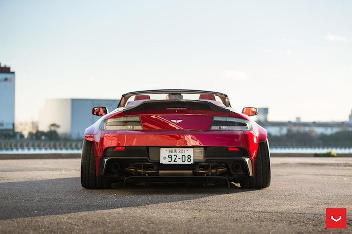 Trên bản độ naỳ, hãng độ ACR Performance đã trang bị cho Aston Martin Vantage Roadster bộ widebody được thiết kế lấy cảm hứng từ chính những chiếc xe đua Aston Martin thi đấu trong các thể thức đua khác nhau. Không giống như một hãng độ khác cũng tới từ Nhật là Liberty Walk, ACR đã thay hoàn toàn cản trước, sau và các vòm bánh của xe.