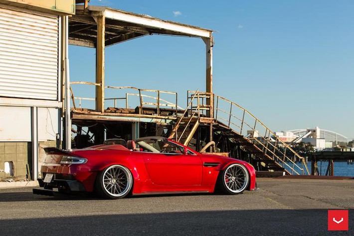 Ngoài ngoại hình ấn tượng, hệ động lực nguyên bản của Vantage Roadster đã được ACR Performance giữ nguyên. Xe sở hữu động cơ 4.3 lít V8 nạp khí tự nhiên với công suất tối đa 380 mã lực và mô-men xoắn cực đại 409 Nm.