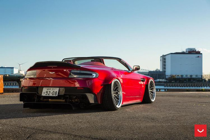 Chính vì vậy so với những bản độ widebody của Liberty Walk, chiếc Aston Martin Vantage Roadster lắp kit ACR Performance có vẻ ngoài liền lạc hơn do không sử dụng đinh tán để gắn các dè nới rộng. Ngoài bộ widebody, "dàn chân" của chiếc xe cũng được độ lại với bộ mâm 20 inch "hàng thửa" VWS-2 từ hãng Vossen và hệ thống treo khí Airrex.