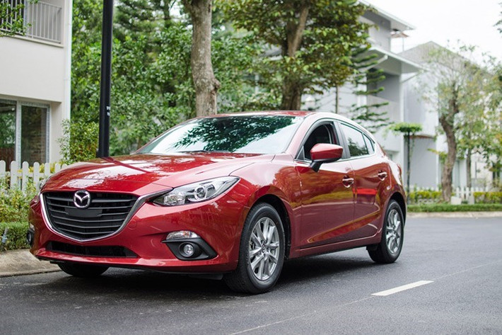 Tăng một bậc so với tháng trước, Mazda 3 có tổng doanh số trong tháng 5 đạt 957 chiếc. Cũng trong tháng 5, phiên bản mới nhất của dòng xe này đã được chính thức ra mắt tại Việt Nam với các cải tiến tập trung phần lớn ở nội thất. Tại Việt Nam, Mazda 3 1.5L Sedan 2017 có giá 690 triệu đồng, Mazda 3 2.0L Sedan giá 805 triệu đồng và Mazda 3 1.5L Hatchback có giá 715 triệu đồng.