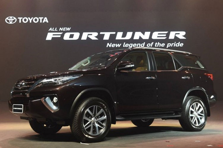 Kể từ khi chính thức bán ra vào đầu năm nay, Toyota Fortuner thế hệ mới đã "tiếp bước" thế hệ cũ với doanh số khá ổn định. Trong tháng 5/2017, có tổng cộng 1406 chiếc Fortuner tới tay khách hàng Việt. Dù hiện tại nhiều dòng xe Toyota đang giảm giá, tuy nhiên Fortuner vẫn tiếp tục giữ giá bán cũ cho tất cả các phiên bản.
