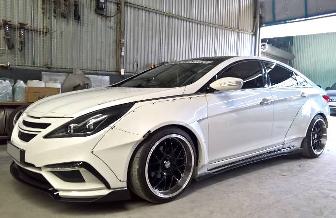 Kể từ thế hệ thứ 6 ra mắt vào năm 2009, mẫu sedan Hyundai Sonata hạng D giá rẻ đã trải qua một cuộc "đại cách mạng" về thiết kế, phá bỏ kiểu dáng vuông vức và đi theo hướng thon gọn, khí động học hơn. Chính vì vậy, những chiếc Sonata ở thế hệ này vốn đã rất thể thao và cá tính do có thân xe phong cách coupe 4 cửa.