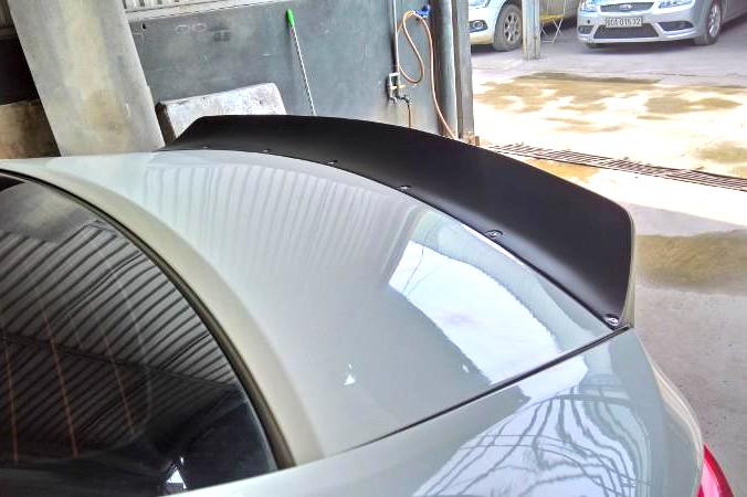Một chi tiết khá độc đáo trên chiếc Sonata này đó là cánh đuôi phía sau được bắn đinh vít nẹp vào nắp khoang hành lý. Với màu đen mờ tương phản với màu trắng thân xe, cánh đuôi đã khiến cho chiếc Sonata càng trở nên cá tính hơn.