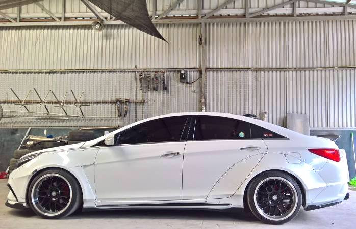 Sau khi hoàn thiện, chiếc Hyundai Sonata thế hệ thứ 6 đã "lột xác" hoàn toàn nhờ bộ widebody "made in Vietnam" của QS Performance.