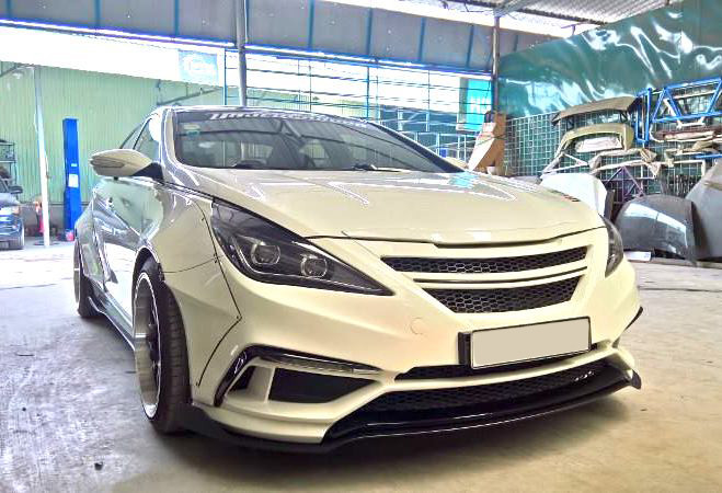 Ở phía trước, bộ cản nguyên bản của Sonata đã được QS Performance tạo dáng lại với các khe gió lớn hơn, cùng với các đèn LED sương mù bo góc hiện đại. Cụm đèn pha nguyên bản của xe cũng đã được nâng cấp lên thấu kính projector, nằm giữa là lưới tản nhiệt mới với 2 thanh ngang thể thao hơn dạng nhiều nan của Sonata nguyên bản.