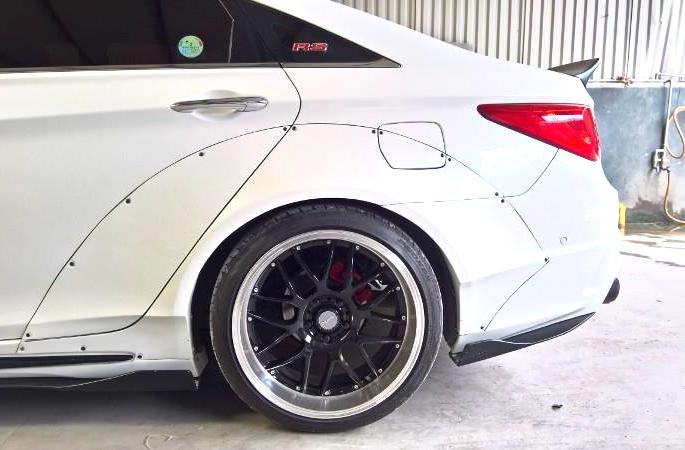 Vốn hãng Rocket Bunny không sản xuất widebody dành cho Sonata, tuy nhiên những tấm ốp của QS Performance đã được tạo hình rất chuẩn xác và hợp với dáng xe nguyên bản. Để vừa với các vòm bánh lớn hơn, bộ mâm 8 cánh kép thể thao với lòng mâm sâu đã được lắp cho chiếc xe.