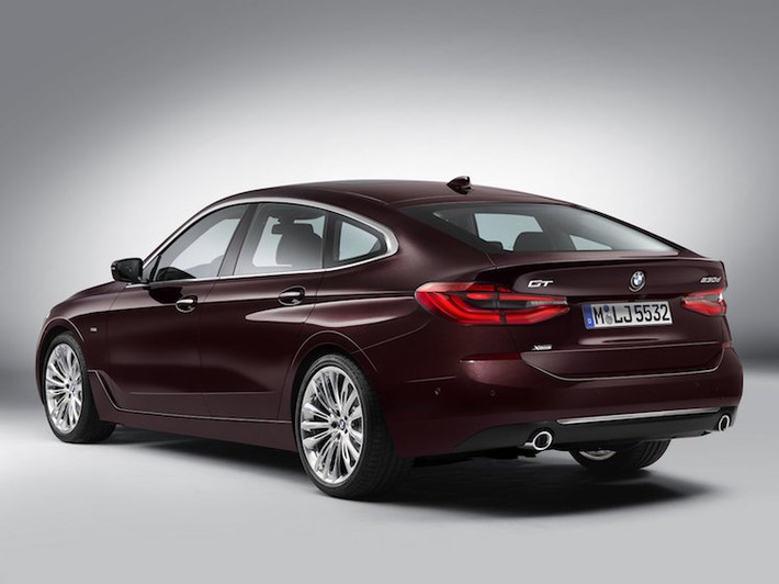 Ở phía sau, phần đuôi của mẫu xe sang 6 Series GT có thiết kế thời trang hơn so với 5 Series với cặp đèn hậu thanh mảnh, bo tròn theo 2 góc đuôi và có chóa đèn LED ấn tượng. Những chi tiết như vòm mui cong đều và các cửa kính không có khung khiến cho ngoại thất của 6 Series GT càng trở nên tinh tế hơn.