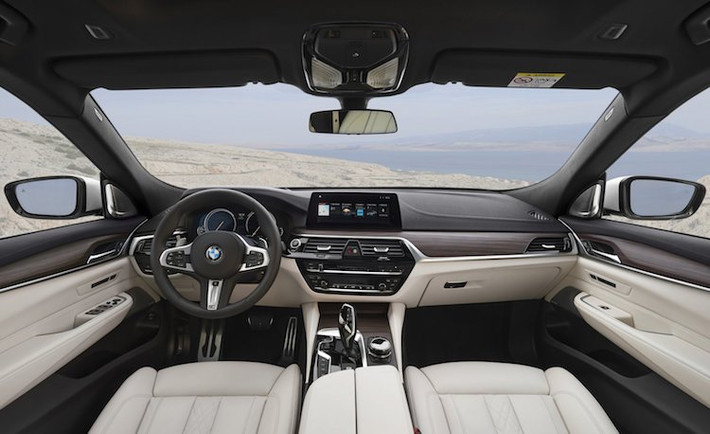 Ở bên trong nội thất, 6 Series GT sở hữu thiết kế y hệt như 5 Series mới, gợi lên cảm giác quen thuộc khi có thiết kế bảng táp-lô rất giống với dòng 7 Series hiện tại. Khác biệt lớn nhất của chiếc xe đó là toàn bộ bảng điều khiển trung tâm cùng màn hình 8.8 inch đã được bố trí nghiêng nhẹ về phía người lái.