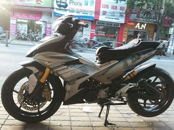 Nhờ có loạt phụ tùng và đặc biệt là "dàn chân" được lấy từ các mẫu xe phân khối lớn khác nhau, chiếc Yamaha Exciter 150 của biker Thái Bình đã có vẻ ngoài ấn tượng hơn nhiều so với nguyên bản.
