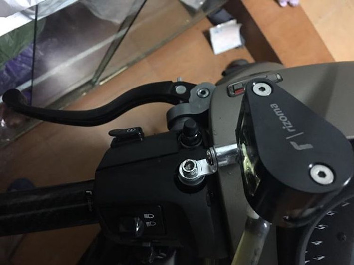 Hệ thống đèn nguyên bản của Exciter đã được chủ xe độ lại với bóng pha bi cầu lấy từ xe Mazda. Vốn được trang bị côn dây nguyên bản, chiếc xe đã được chủ nhân nâng cấp lên côn dầu với cùm côn Brembo.