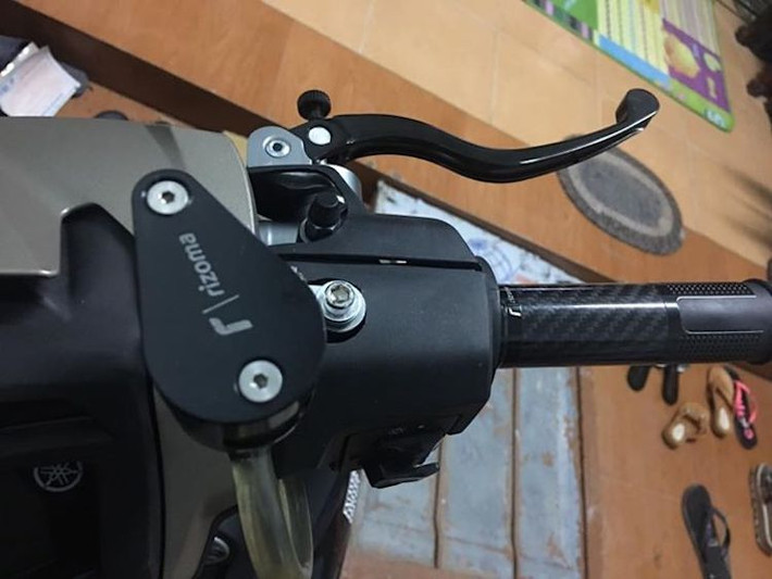 Trong khi đó, hệ thống phanh trước của chiếc xe Yamaha Exciter độ đã được hoàn thành nhờ có cùm phanh Brembo. Những món "đồ chơi" như cặp bình dầu Rizoma và bao tay Rizoma Lux.