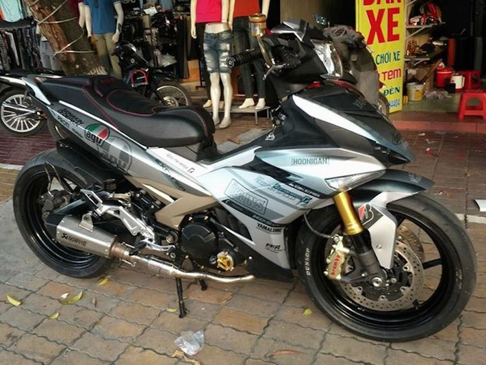Kể từ khi ra mắt tới nay, Yamaha Exciter 150 đã nhiều lần được người chơi xe Việt Nam nâng cấp "dàn chân" cỡ lớn từ các dòng môtô khác nhau. Sử dụng những phụ tùng từ nhiều chiếc superbike, một người chơi xe tại Thái Bình đã cho "ra lò" một phiên bản độ "khủng" từ chiếc Exciter 150 camo của mình.