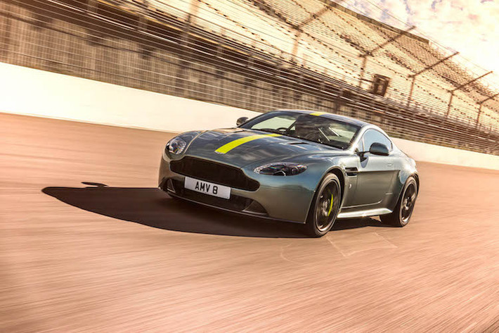 Đều "dữ dằn" hơn so với phiên bản thường, tuy nhiên thiết kế của cả Aston Martin Vantage V8 và V12 đều không có sự thay đổi lớn. Chiếc V8 Vantage AMR sẽ sở hữu mâm 5 cây, trong khi V12 Vantage AMR lắp mâm 10 cây thể thao. Ở bên ngoài, cả 2 chiếc xe sẽ được sơn tem đấu phong cách xe đua với các tông màu trắng/cam, đen/xanh, xanh/đỏ và bạc/xám.