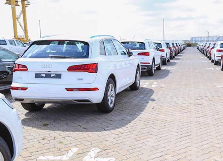 So với thế hệ đầu tiên, Audi Q5 hoàn toàn mới tạo ấn tượng mạnh mẽ hơn. Tương tự như chiếc Q7 trước đó, Q5 nay cũng đã sở hữu lưới tản nhiệt lục giác mới với khung to bản. Mọi phiên bản Q5 tại Việt Nam sẽ đều sử dụng đèn pha full LED. Có kích thước tăng một chút so với thế hệ trước nhưng "phom" thân xe của Q5 2017 có ít sự thay đổi.
