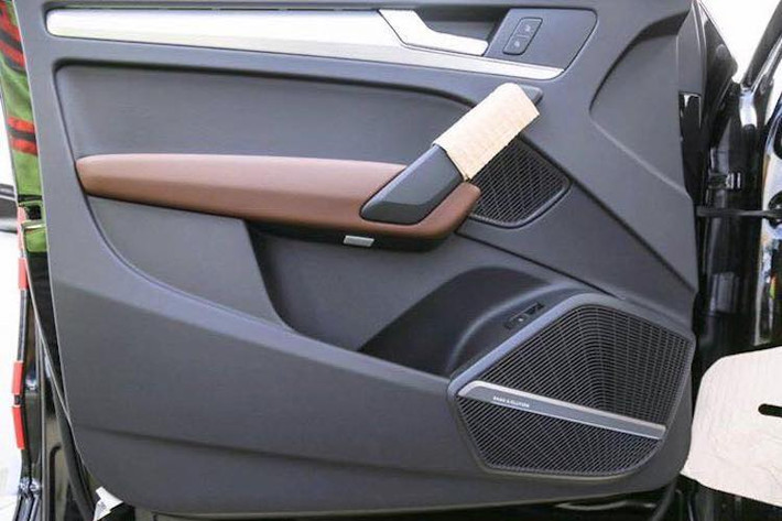 Xe sẽ có 3 mức cấu hình Basic, Design và Sport. Chỉ có 2 phiên bản Design và Sport mới sở hữu hệ thống âm thanh Bang & Olufsen cao cấp, trong khi bản Basic chỉ có dàn âm thanh Audi 8 loa tiêu chuẩn. Ngoài ra, phiên bản Basic sẽ không có tay lái với vành sưởi ấm và mâm 17 inch thay vì 18 inch như 2 bản còn lại.