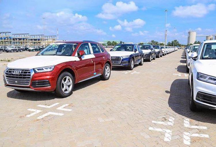 Ra mắt lần đầu vào năm 2008, tính tới nay Audi Q5 mới trải qua 2 thế hệ. Mẫu xe Audi Q5 2017 thế hệ mới được ra mắt lần đầu tại triển lãm ôtô Paris 2016, được bán ra tại thị trường châu Âu vào đầu năm nay. Vừa qua, một lô xe Q5 thế hệ mới đầu tiên đã vừa "cập cảng" Việt Nam, chuẩn bị ra mắt chính thức trong thời gian tới.