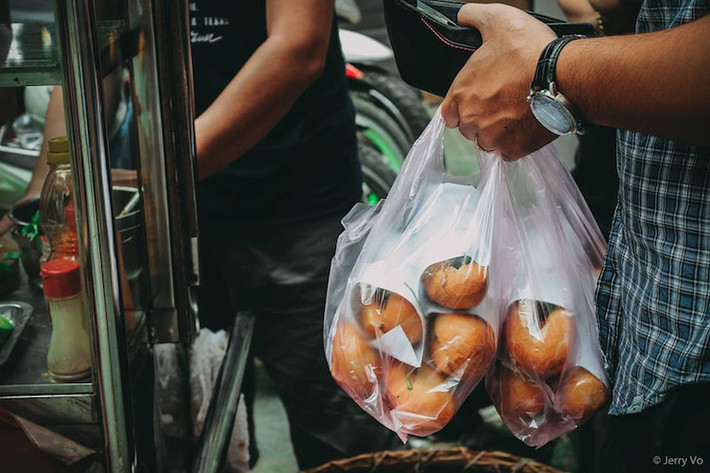 Chả được nướng luôn tay nhưng vẫn không kịp để phục vụ thực khách. Vào giờ cao điểm đi qua quán, bạn sẽ dễ dàng gặp hàng người dài cả khách Tây và ta đứng xếp hàng đợi đến lượt.