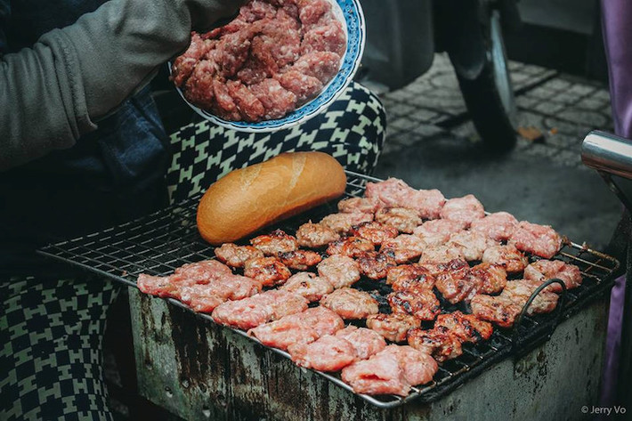 Khác với các loại bánh mì Sài Gòn quen thuộc với nhân patê, ruốc, giò, chả, xúc xích..., bánh mì ở đây chỉ phục vụ duy nhất nhân thịt viên nướng.