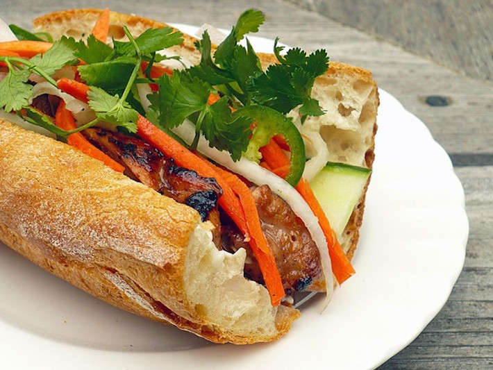 Một chiếc bánh mì chỉ có giá 18.000. Quán bán từ 17h cho đến khi hết thịt. Bạn nên đến sớm, xếp hàng để không phải chờ đợi lâu, hoặc hết hàng. Ảnh:Saigon-online.