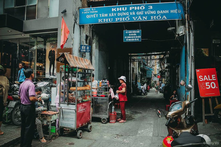 Từng được tạp chí du lịch Mỹ Condé Nast Traveler vinh danh là một trong 12 món ăn đường phố ngon nhất thế giới, món bánh mì thịt nướng của xe bánh mì 37 Nguyễn Trãi (quận 1, TP.HCM) thu hút thực khách với vị ngon của những miếng thịt nướng được tẩm ướp vừa miệng, nướng vừa chín tới để giữ nguyên độ mềm, cùng nước sốt ớt cay xé đậm đà.