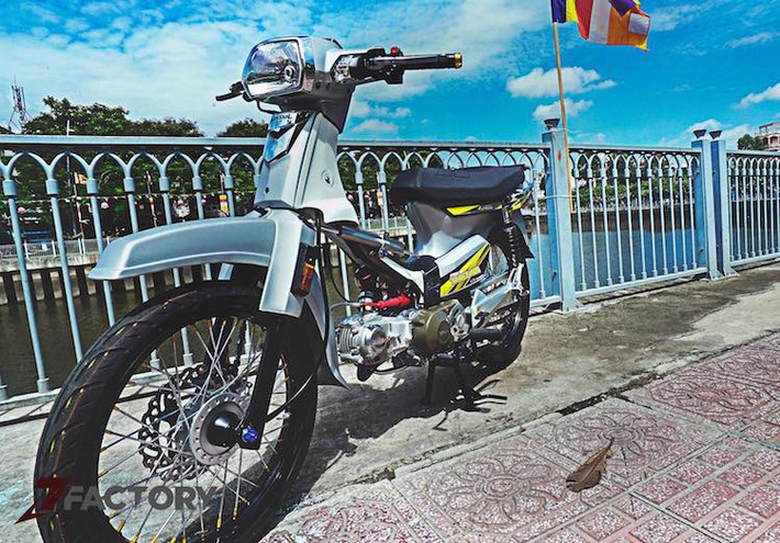 "Bước chân" vào thị trường Việt Nam từ đầu thập niên 90, dòng xe máy Honda Dream II đã trở thành một trong những dòng xe thành công nhất của hãng ở nước ta. Không chỉ được những người dân Việt Nam ủng hộ, mẫu xe này từ lâu cũng đã được dân chơi xe quan tâm độ lại, trong đó phổ biến nhất là phong cách độ kiểng.