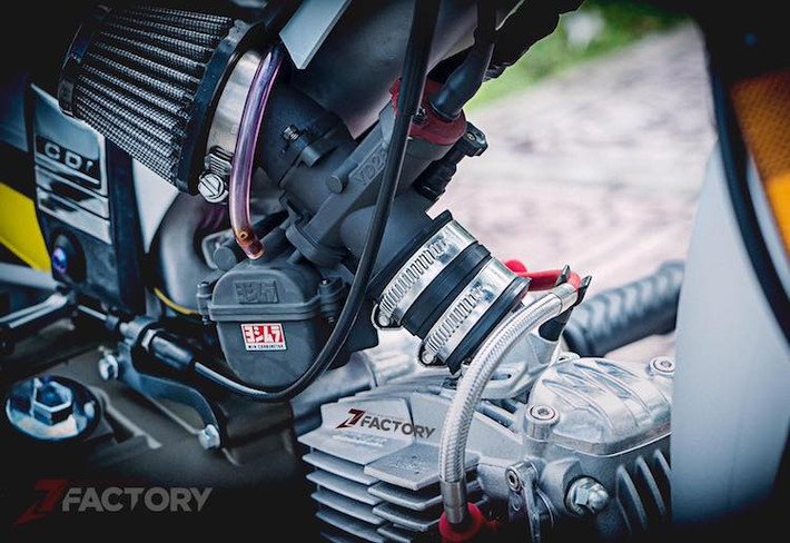 Dựa trên thiết kế động cơ nguyên bản của Honda, hãng Takegawa đã thiết kế lại toàn bộ quy lát, nòng xi-lanh, piston..., khiến cỗ máy này có trọng lượng cực nhẹ nhưng đạt công suất lên tới 22 mã lực, dù chỉ có dung tích 148 cc. Ngoài ra, bộ máy này còn có tới 5 số thay vì chỉ 4 số như máy Honda.