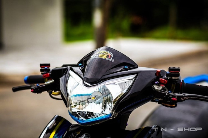 Bản độ Exciter 135 kiểng này của biker Việt đã cho thấy điều đó khi chỉ với một số chi tiết đơn giản và dàn tem mới, chiếc xe đã trở nên ấn tượng hơn nhiều. Bộ tem mới có màu sắc phối cực kỳ đơn giản , hài hòa , gam màu lạnh kết hợp với gam màu nóng tạo nên 1 tổng thể nổi bật trên dàn áo đen.