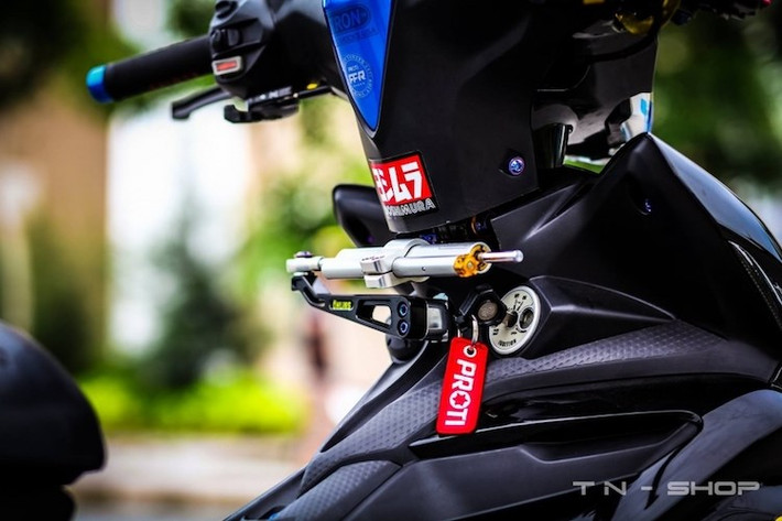 Xe được sử dụng trợ lưc Ohlins tem khắc pad rời núm bông, pad được CNC từ nhôm và nhuộm đen.