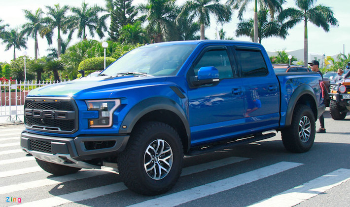 Trong dàn xe bán tải xuất hiện mẫu Ford F-150 Raptor hàng độc mới về Việt Nam.