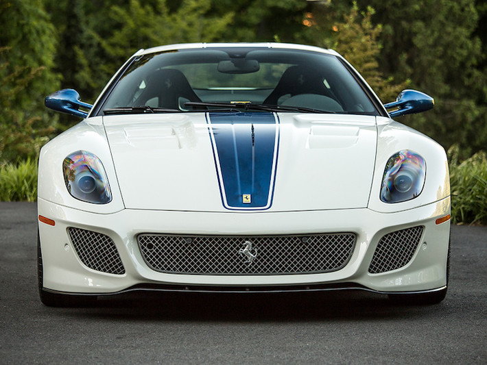 Không như những chiếc Ferrari khác thường có màu đỏ, vàng hoặc đen, chiếc 599 GTO của một đại gia Mỹ trong bài viết này được đặt hàng với màu trắng Bianco Avus, cùng với vạch kẻ dọc thân xe Extra Campionaro và gương chiếu hậu với màu xanh dịu mắt, thanh nhã.