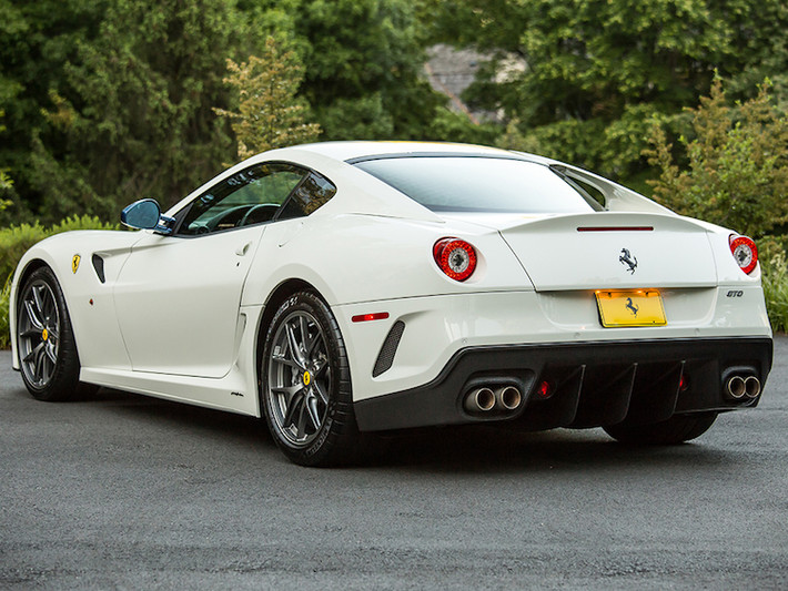 Dựa trên cơ sở mẫu siêu xe du lịch 599 GTB Fiorano, 599 GTO đã có một số thay đổi ở ngoại thất. Ngoài bộ body kit thể thao, chiếc xe còn khác biệt so với phiên bản thường nhờ vào nắp ca-pô có thêm khe tản nhiệt và bộ mâm 5 cánh kép màu khói. Chỉ có 599 chiếc 599 GTO được sản xuất, trong đó 125 chiếc dành cho thị trường Mỹ.
