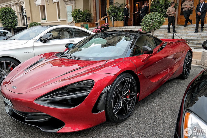720S đánh giấu một kỷ nguyên mới của thương hiệu McLaren. Điều này tương tự chiếc F1 xuất hiện vào năm 1990, cấu trúc ba chỗ ngồi là điều duy nhất được McLaren nhượng bộ, bởi tất cả chi tiết trên chiếc xe khi đó đều hướng tới mục đích tốc độ như một cỗ xe đua thuần chất.