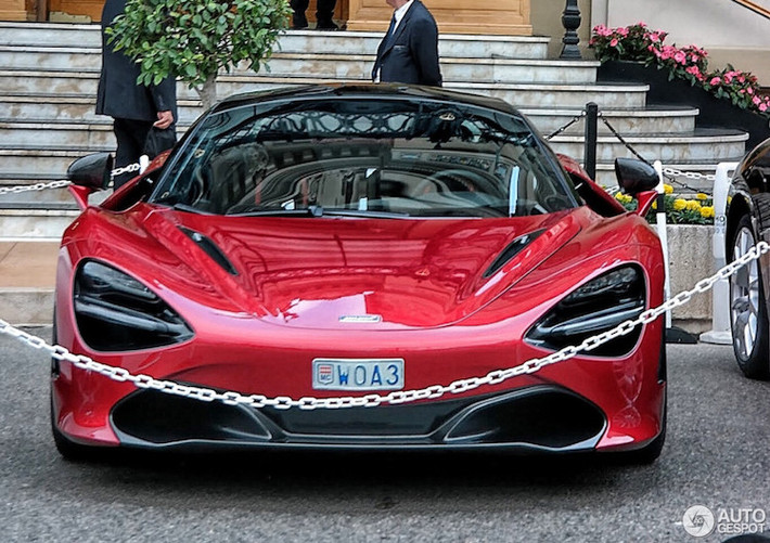 Cả thế giới xe đang chờ đón siêu xe McLaren 720S, và một vị khách hàng giàu có nào đó bất ngờ tậu siêu xe đời mới này để dạo phố trong sự ngỡ ngàng của tất cả khách hàng đang chờ đợi. Chiếc xe được phát hiện tại Monaco là phiên bản thương mại đầu tiên trên thế giới.