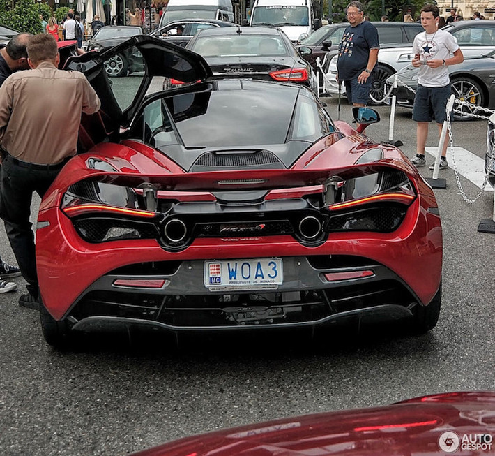 720S xoá nhoà ranh giới giữa xe đua và siêu xe đường phố, tạo nên phong cách chơi xe hoàn toàn mới. Chẳng hạn các kỹ sư McLaren trước đây chỉ sử dụng sợi carbon để tăng cường độ cứng và kết cấu giữa các linh kiện, siêu xe mới sử dụng sợi carbon để làm xương sống cho tấm mui kính thoáng đãng.
