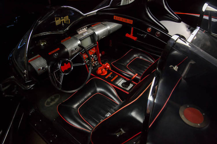 Ở bên trong nội thất, chiếc Batmobile cũng được bọc lại toàn bộ trong da bóng với tông màu đen. Vô-lăng nguyên bản của Lincoln Futura đã được thay bằng tay lái của chiếc Edsel đời 1958 với logo hình dơi ở chính giữa, đồng thời chiếc xe cũng có bảng điều khiển đặc biệt các tính năng và điện thoại để Batman sử dụng khi truy đuổi tội phạm.